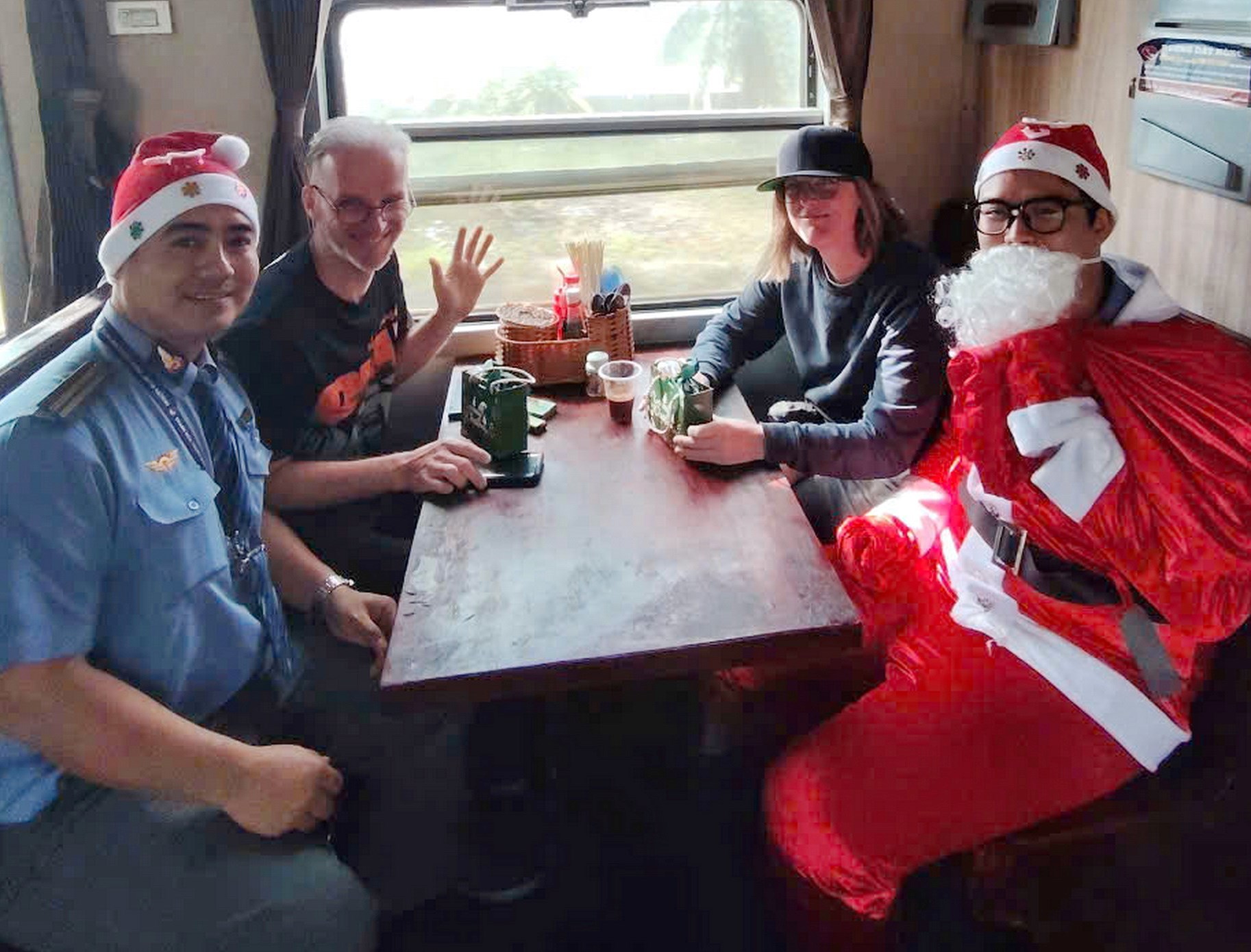 Hành khách đi tàu thích thú khi được ông già Noel tặng quà  - ảnh 11