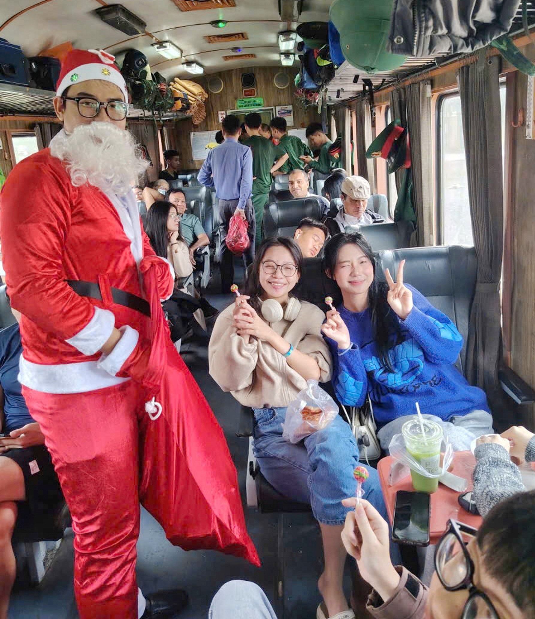 Hành khách đi tàu thích thú khi được ông già Noel tặng quà  - ảnh 10