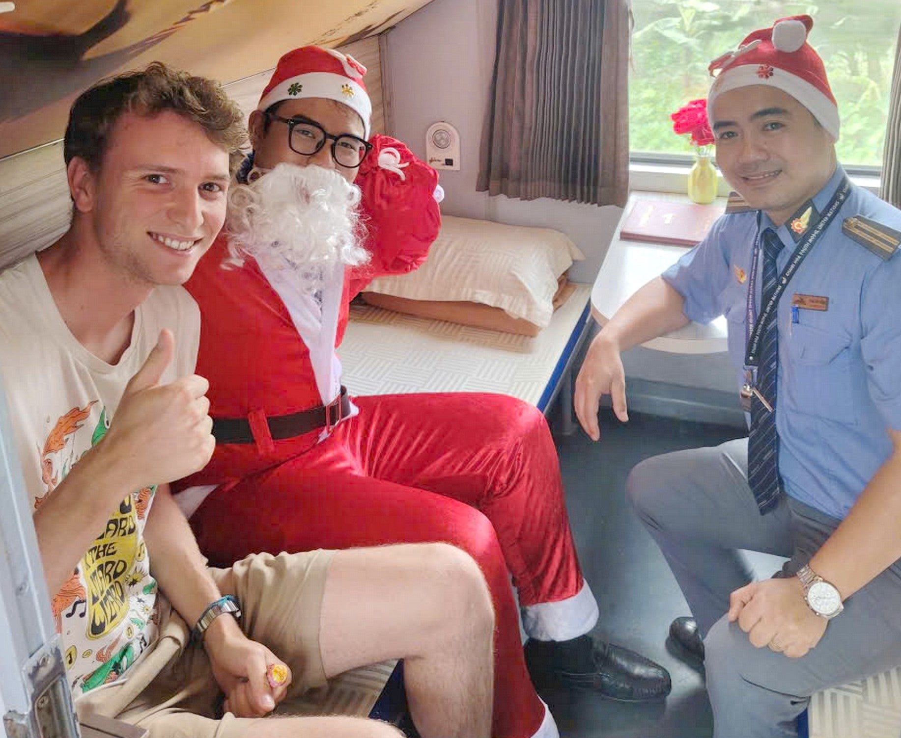 Hành khách đi tàu thích thú khi được ông già Noel tặng quà  - ảnh 13