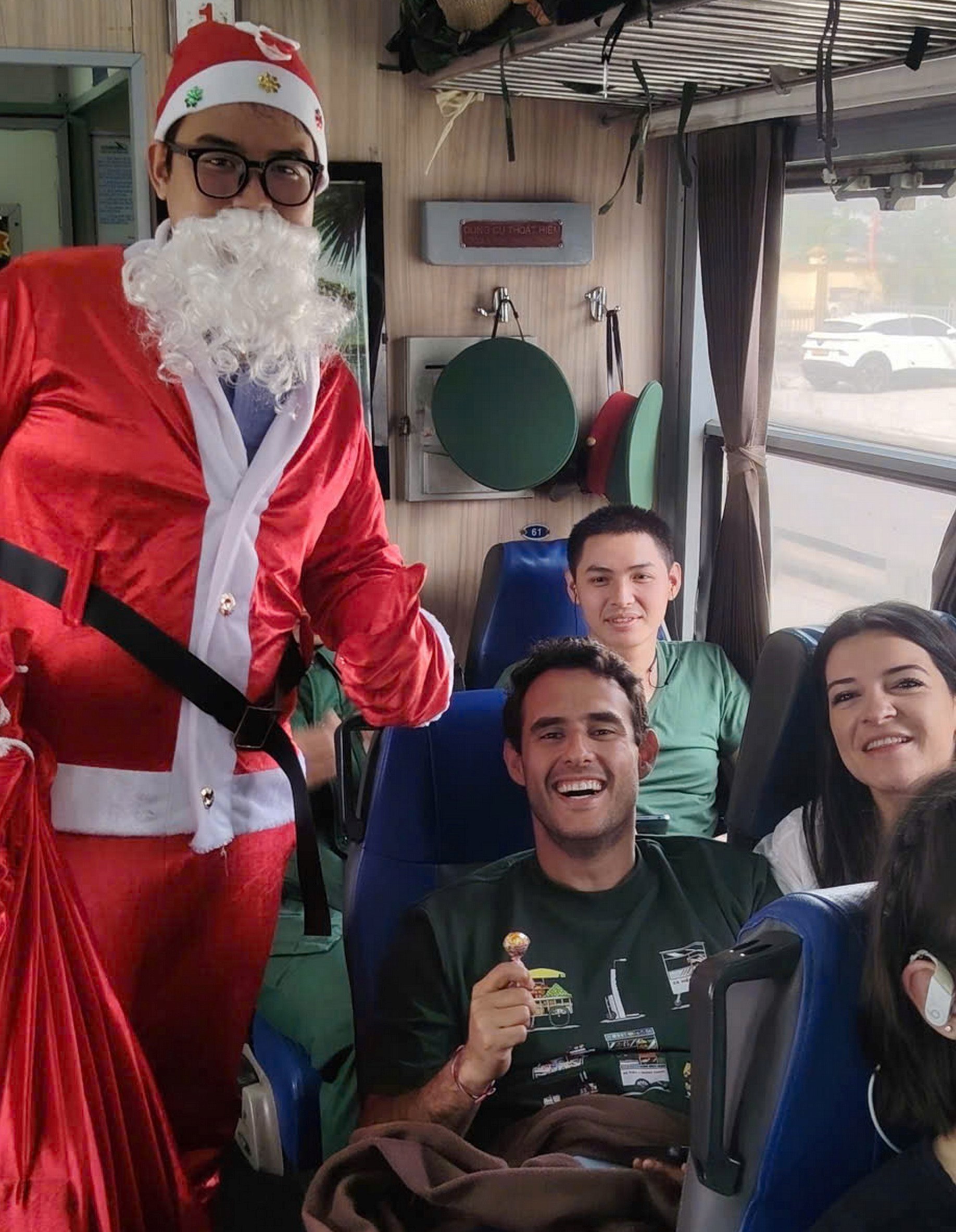 Hành khách đi tàu thích thú khi được ông già Noel tặng quà  - ảnh 12