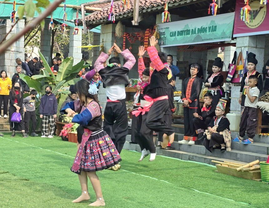 iểu diễn dân ca dân vũ trong chương trình Xúng xính chợ phiên