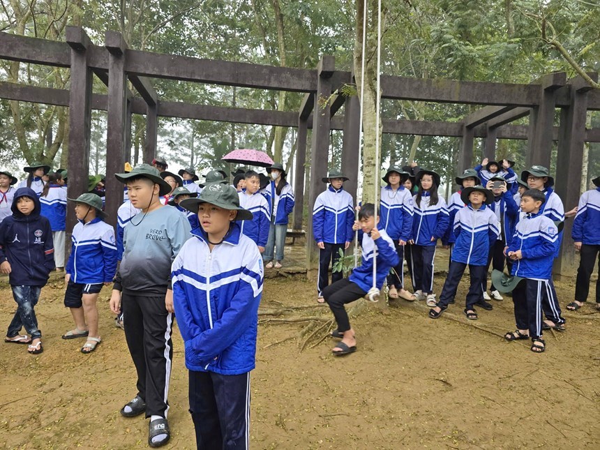 Du khách trẻ trải nghiệm văn hóa các dân tộc tại Làng Văn hóa – Du lịch các dân tộc Việt Nam