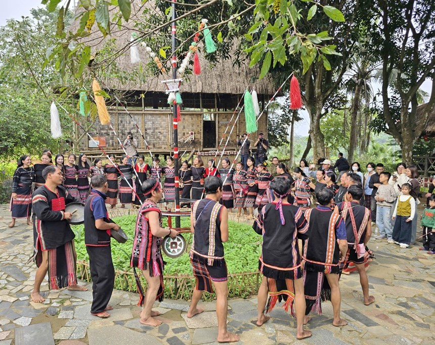 Không gian lễ hội tại Làng Văn hóa – Du lịch các dân tộc Việt Nam với sắc màu văn hóa 54 dân tộc