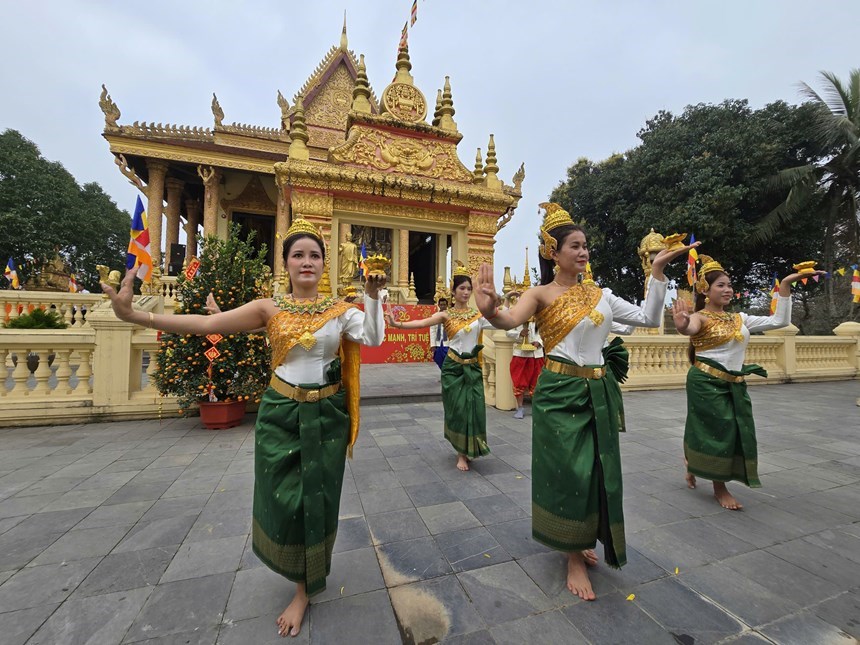 Hoạt động văn hóa và nghi lễ tại chùa Khmer trong dịp Tết Chôl Chnăm Thmây và lễ Phật đản