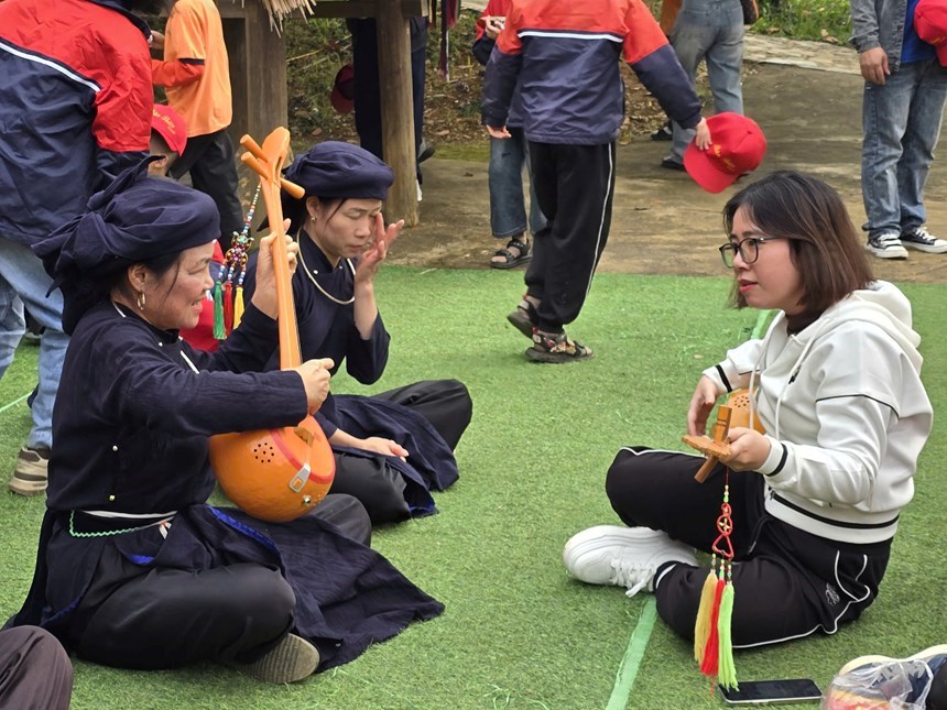 Du khách trải nghiệm in tranh dân gian Đông Hồ tại Làng Văn hóa các dân tộc Việt Nam
