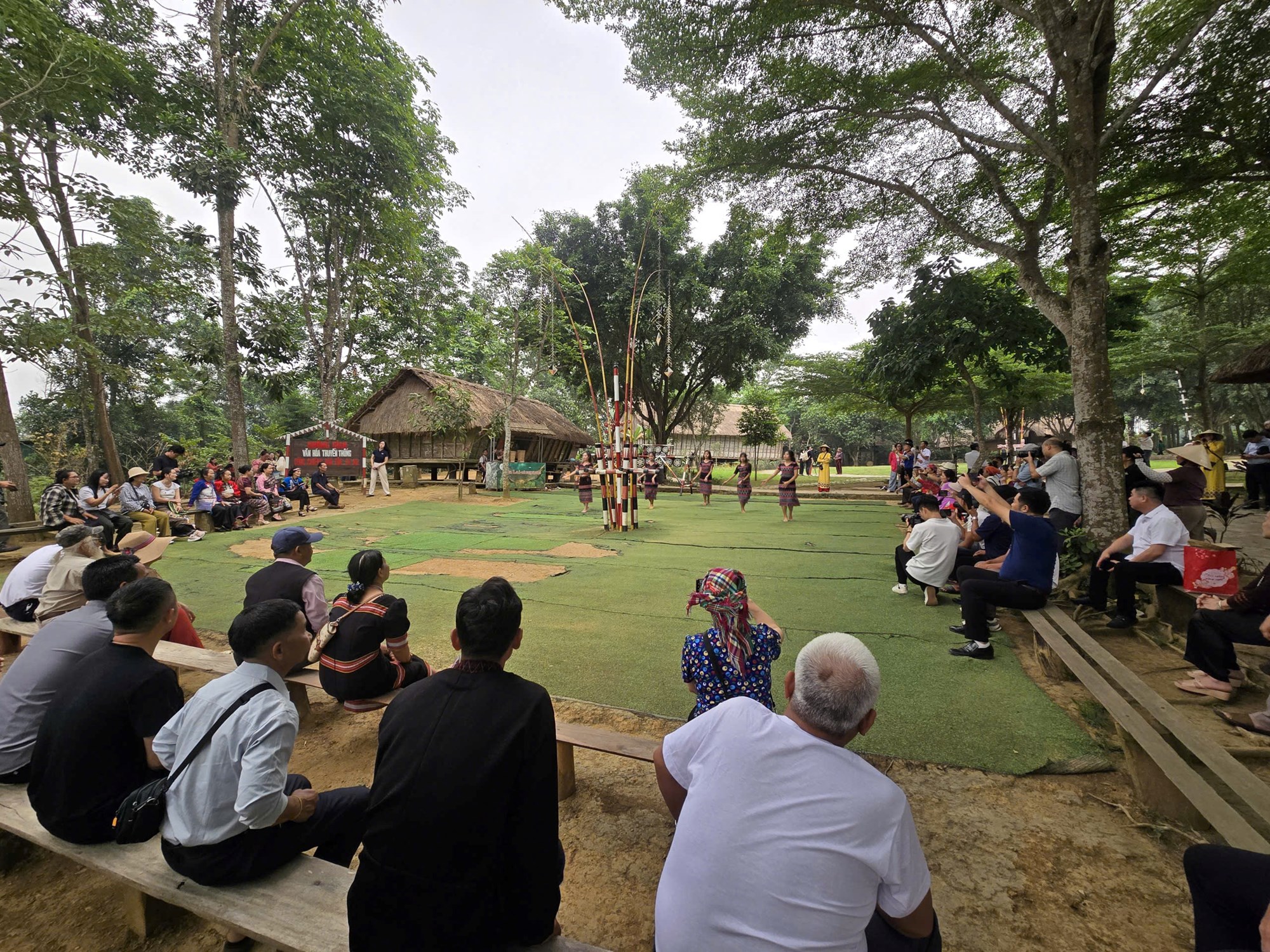 Đại biểu già làng trưởng bản tham quan Làng Văn hóa các dân tộc Việt Nam