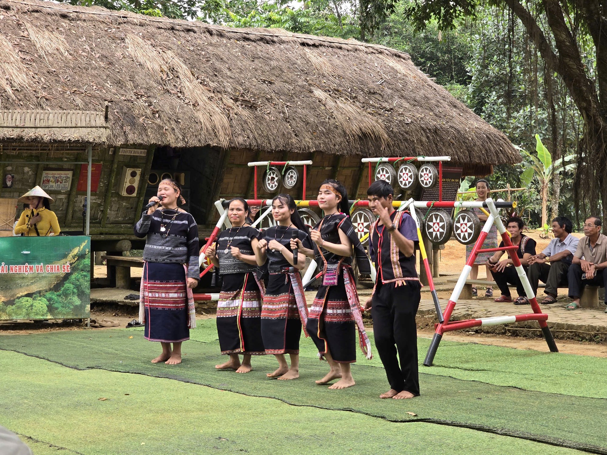 Đồng bào Ba Na biểu diễn tại Làng Văn hóa các dân tộc Việt Nam