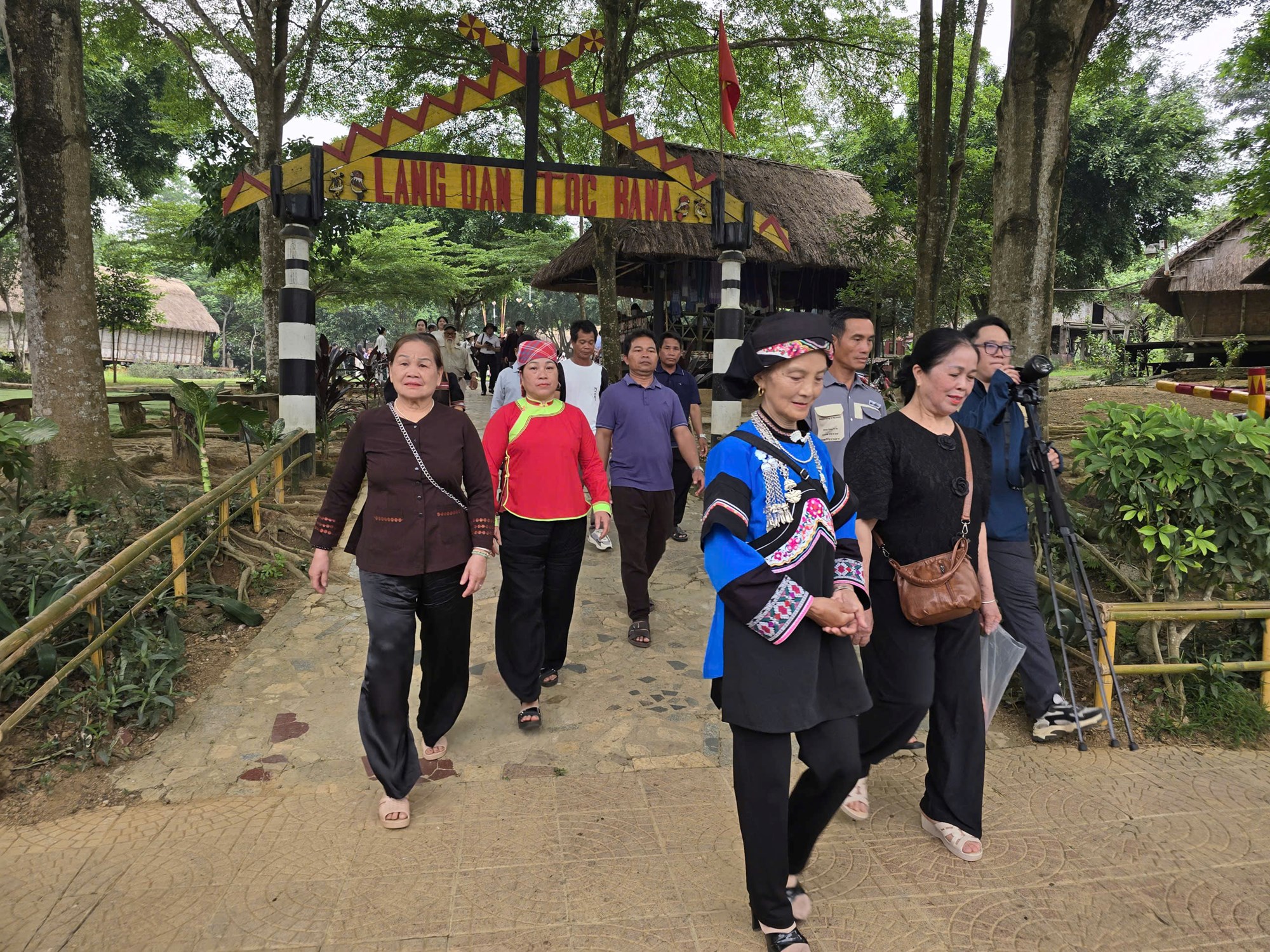 Đại biểu trải nghiệm nhảy sạp và ném còn của dân tộc Thái