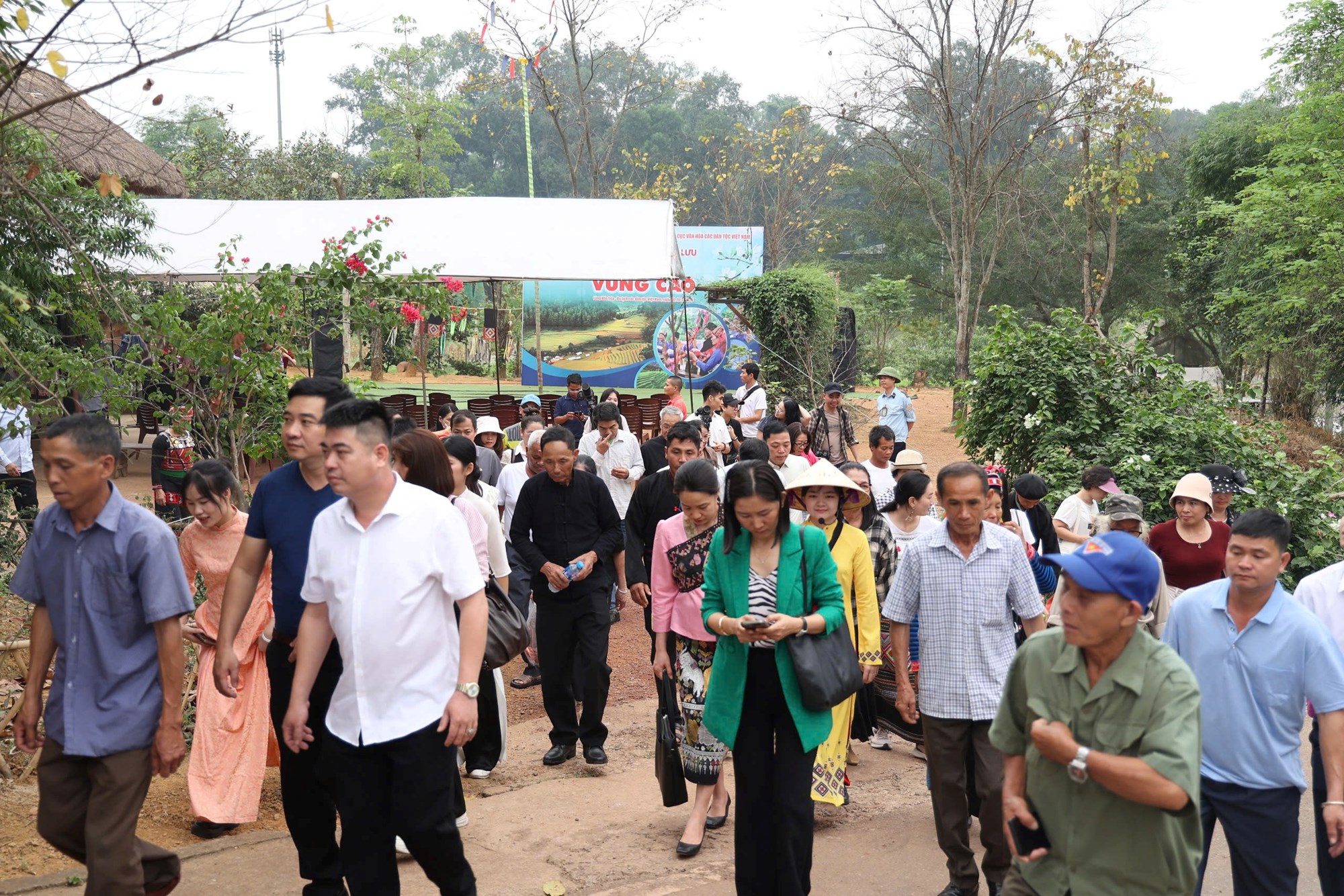 Đại biểu già làng trưởng bản tham quan Làng Văn hóa