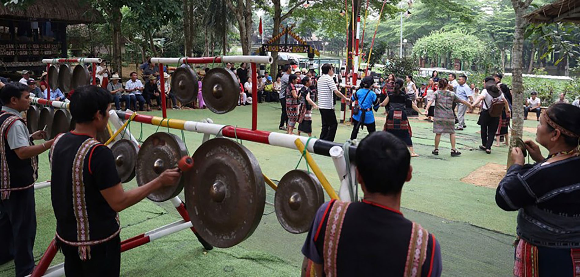 Đồng bào Ba Na biểu diễn cồng chiêng tại Làng Văn hóa các dân tộc Việt Nam