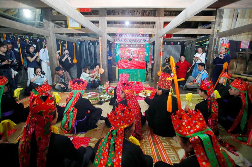 Thầy Then dạy con tràng cách gảy đàn tính và hát Then cổ