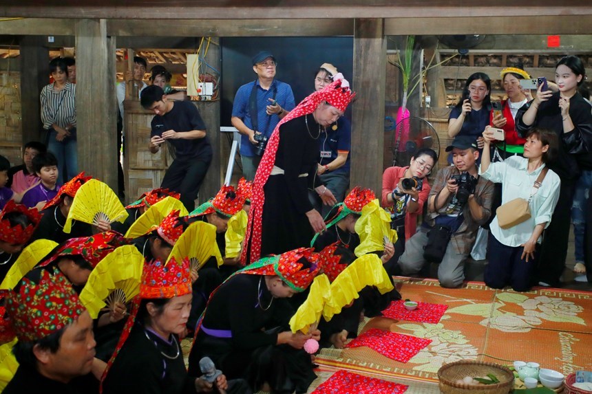 Hành trình qua các cung điện cửa quan trong nghi lễ Then