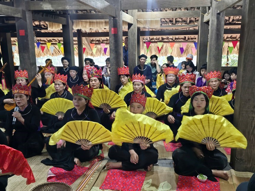 Nghi lễ Lẩu Son Chàng – nhận và dạy con tràng nhập môn trong Then