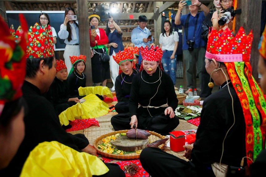 Nghi lễ nhập môn Then thể hiện sự công nhận và dẫn dắt của thầy