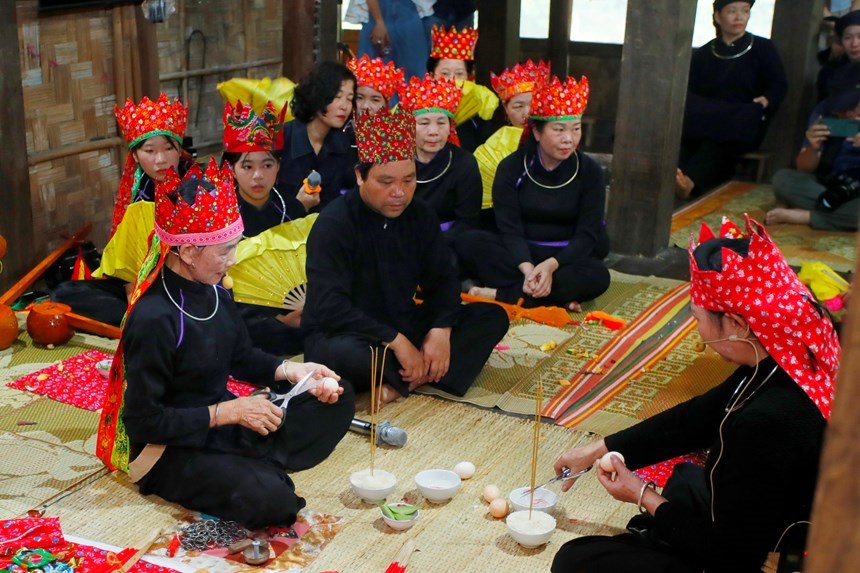 Các ông Then bà Then thực hiện nghi lễ nhận và dạy con tràng