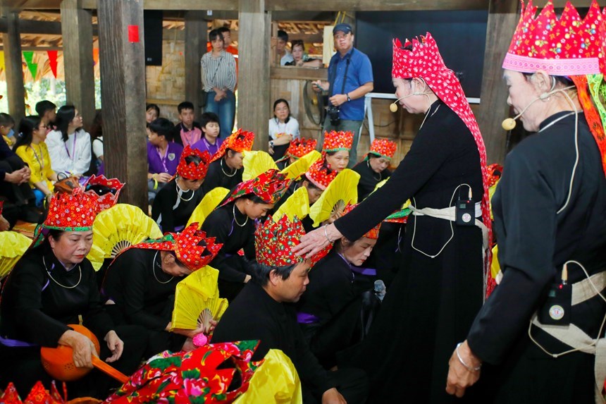 Nghi thức tẩy trần con đồng mới bằng nước lá chanh trong lễ Then