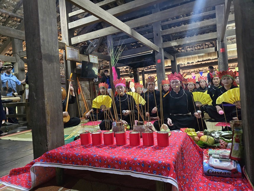 Thầy Then dâng lễ và hát báo cáo tổ nghề trong nghi thức nhận học trò