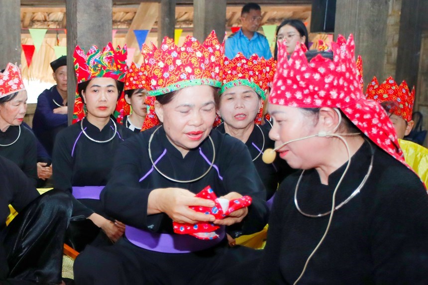 Người hành nghề Then thực hiện cầu an giải hạn và truyền dạy cho học trò