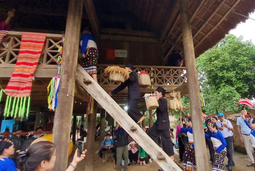 Giai đoạn ở rể trong phong tục cưới hai lần của người Thái