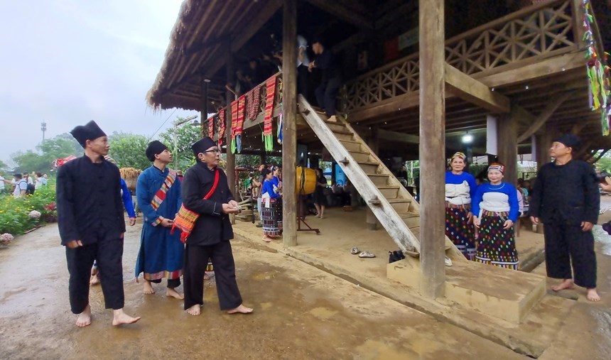 Đoàn nhà trai trong lễ cưới lần hai của người Thái Thanh Hóa