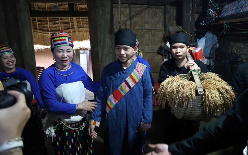 Đoàn rước dâu trong lễ cưới lần hai của người Thái Thanh Hóa