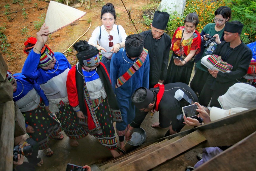 Nghi thức rửa chân cô dâu trong lễ cưới người Thái Thanh Hóa