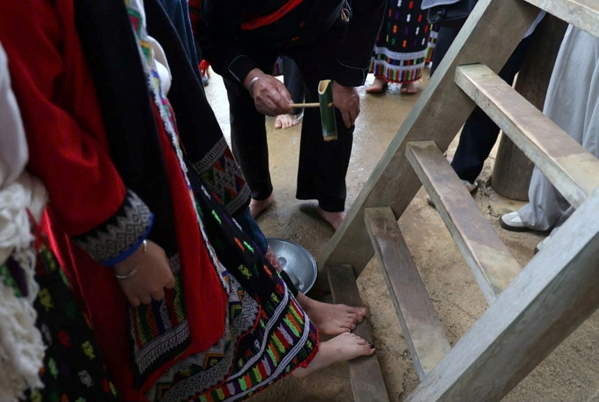 Nghi thức rửa chân cho vợ chồng trẻ trong đám cưới người Thái