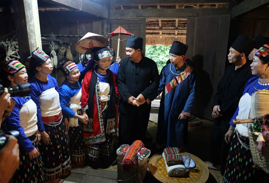 Khoảnh khắc cha trao tay con gái trong lễ cưới người Thái