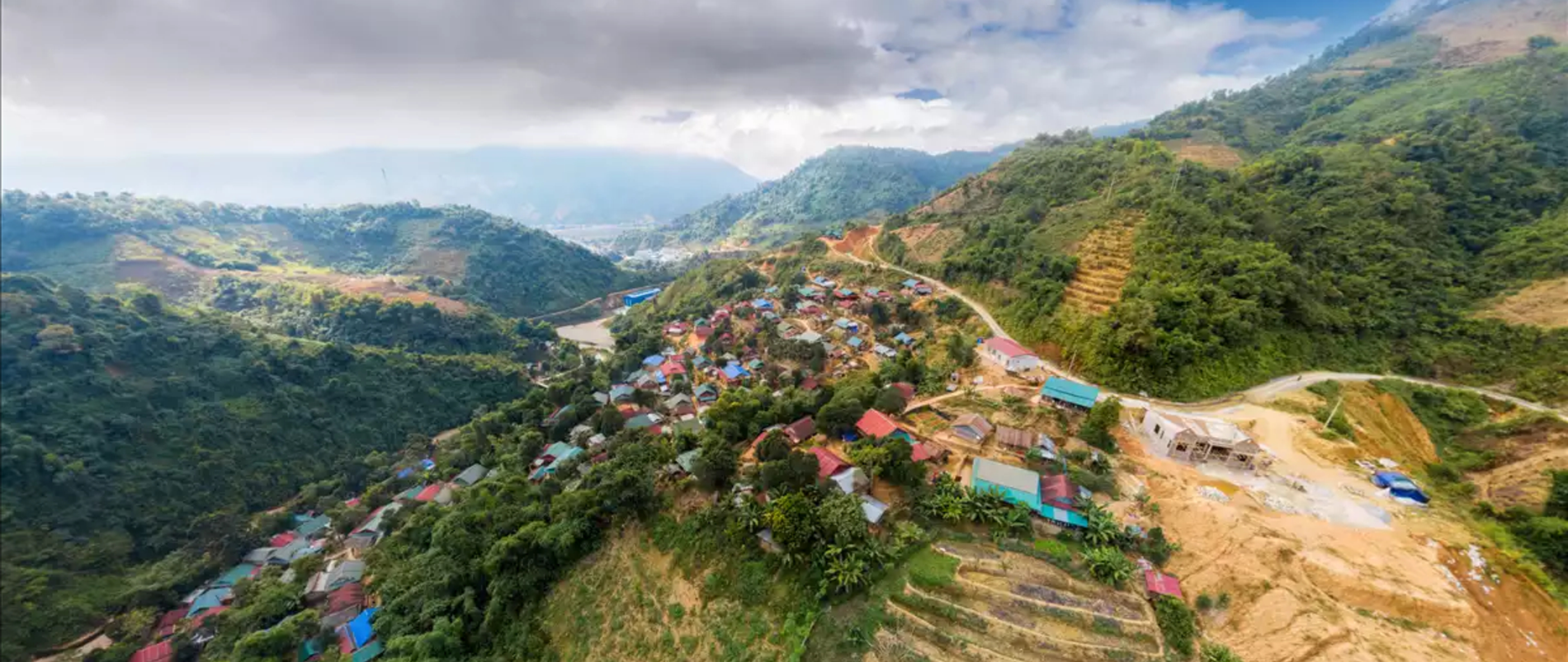 Toàn cảnh bản làng vùng cao nhìn từ trên cao với không gian văn hóa dân tộc đặc sắc