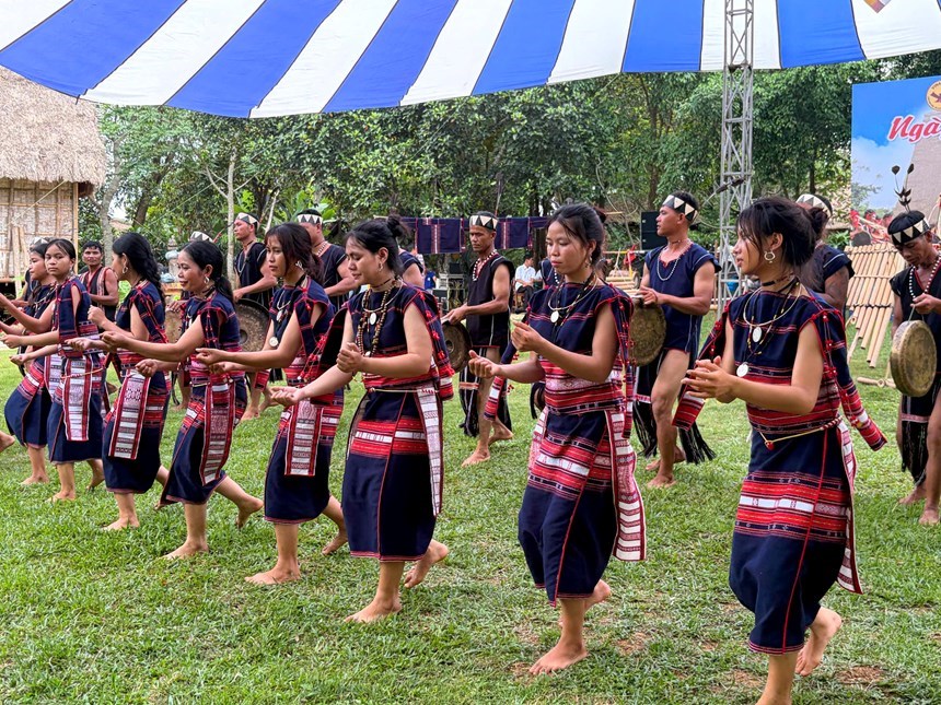 Chương trình dân ca dân vũ Mừng vui ngày hội gia đình tại Làng Văn hóa các dân tộc Việt Nam