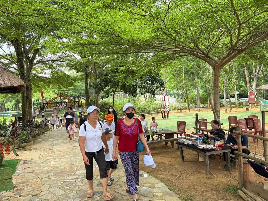 Người dân tham quan các hoạt động văn hóa tại làng Ba Na