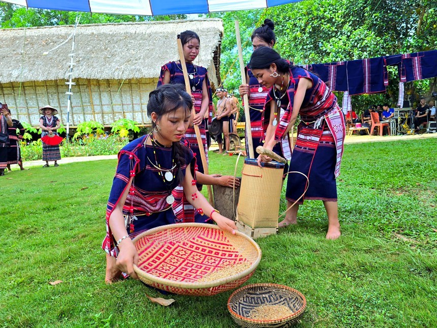 Đồng bào Bahnar chuẩn bị lễ vật cho lễ Sơmă Kơcham cầu bình an và mùa màng bội thu