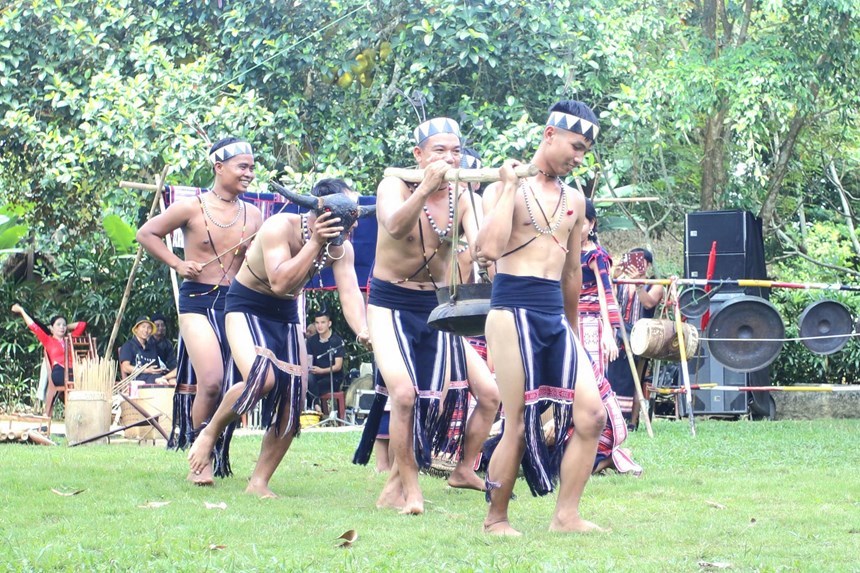 Người dân Bahnar cùng nhau chuẩn bị các nghi thức cho lễ Sơmă Kơcham ở Gia Lai
