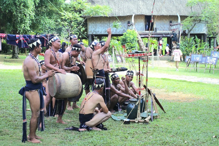 Không khí lễ hội sôi động sau nghi thức cúng trong lễ Sơmă Kơcham của người Bahnar