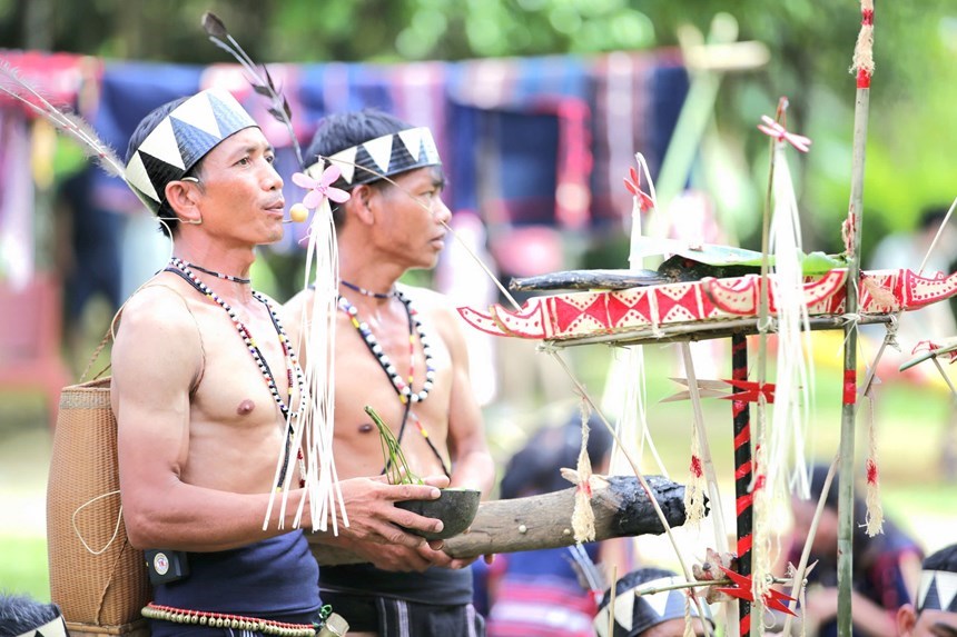 Nghi thức cúng Yàng thiêng liêng trong lễ Sơmă Kơcham của người Bahnar