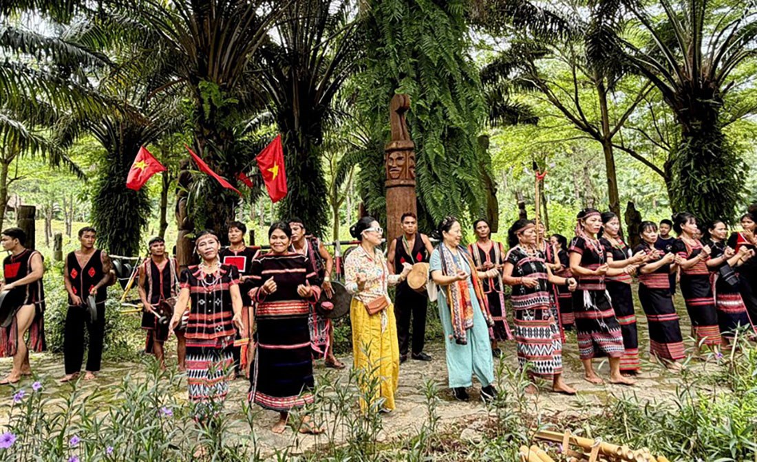 Tiết mục Vũ điệu Cơ Tu tại chương trình Buôn làng kể chuyện