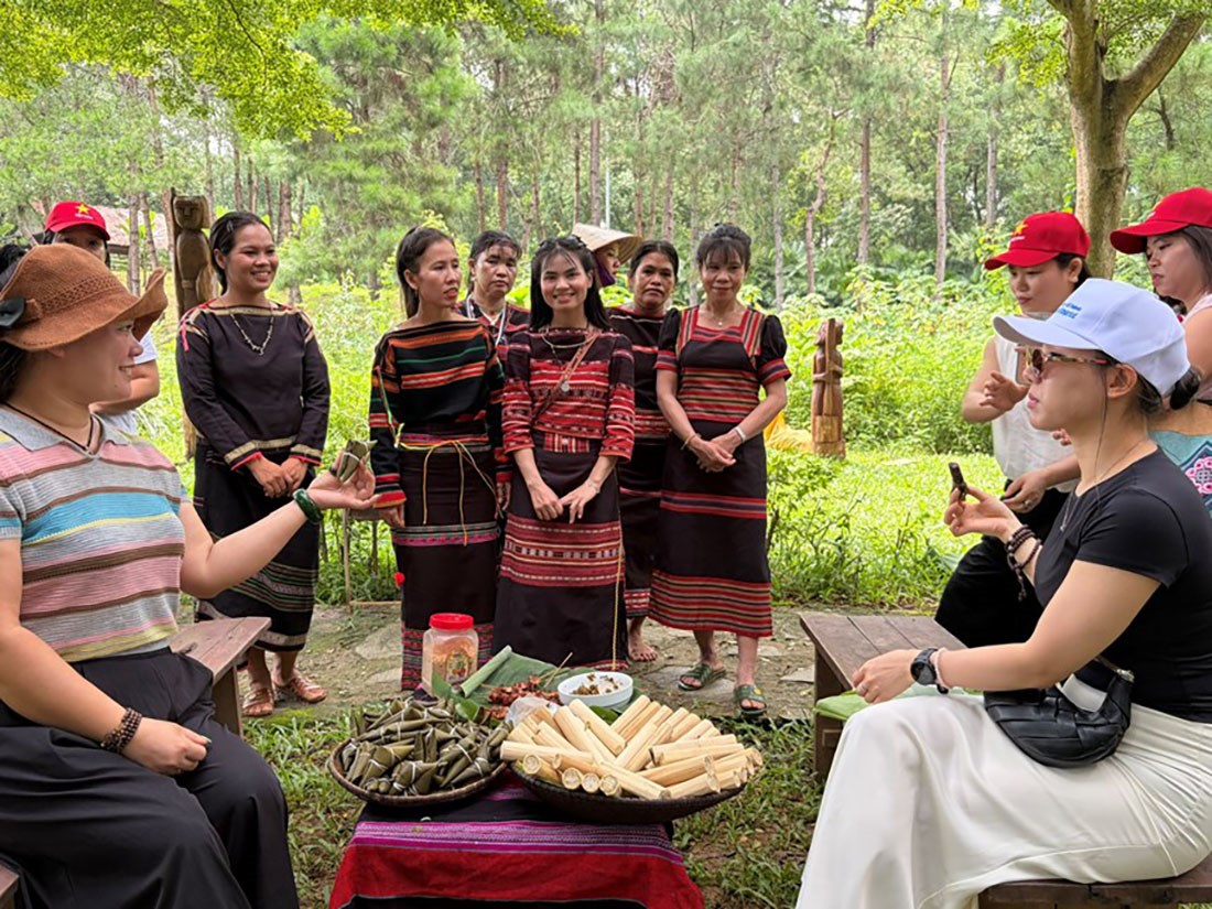 Du khách thưởng thức cơm lam Tây Nguyên