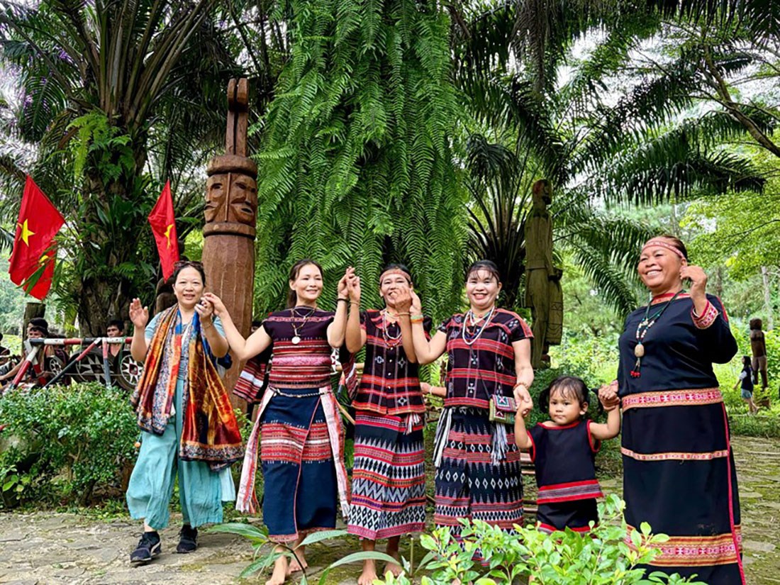 Già làng kể chuyện về lịch sử và văn hóa buôn làng