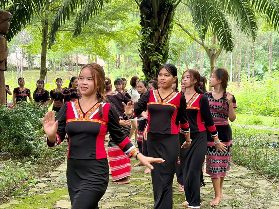 Đồng bào các dân tộc Tây Nguyên tái hiện đời sống buôn làng