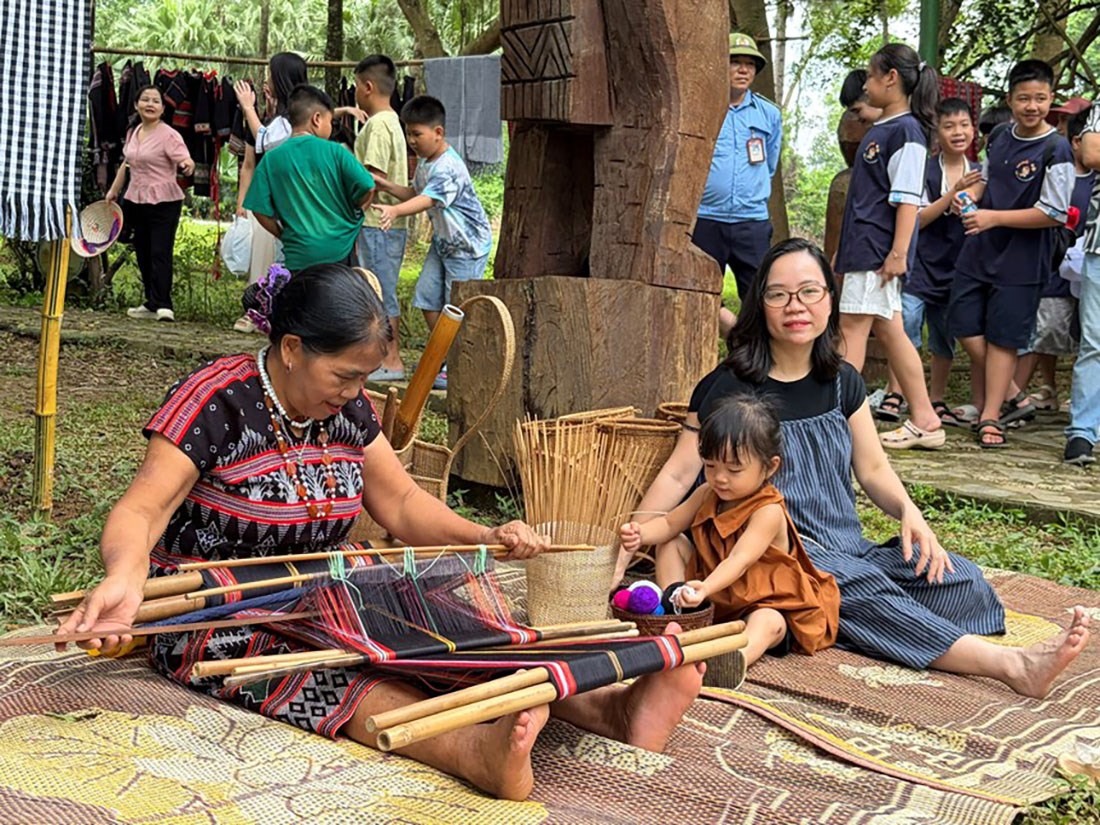 Phụ nữ Tây Nguyên dệt vải thủ công truyền thống