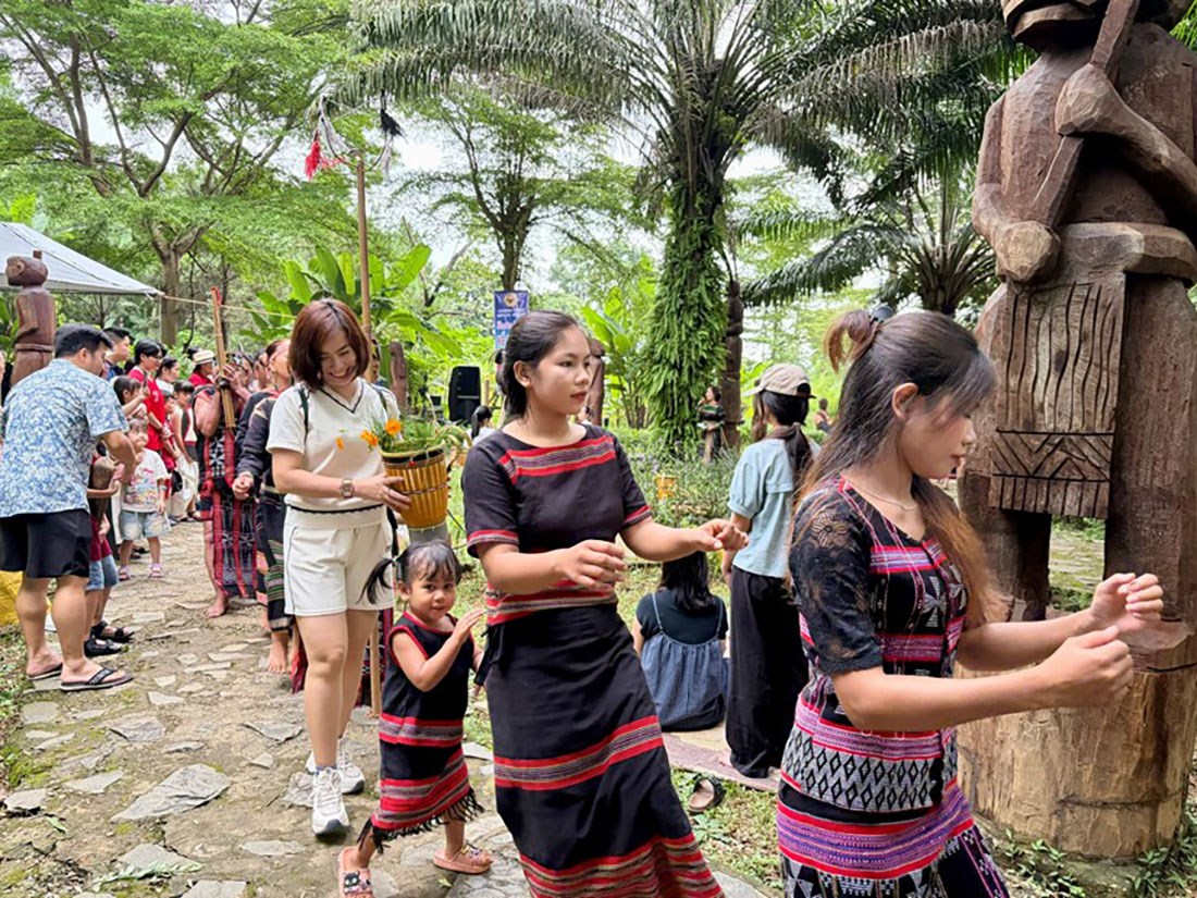 Lắng nghe buôn làng kể chuyện văn hóa Tây Nguyên