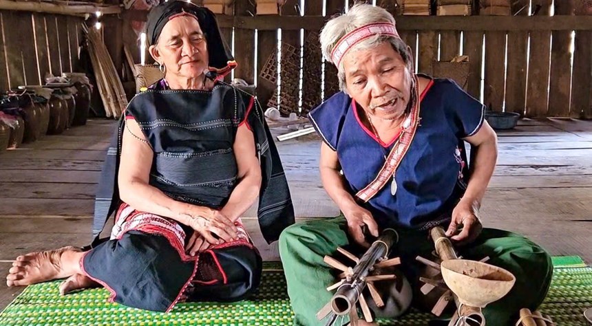 nghe nhan Dinh Bri dan goong hat dan ca Bahnar Tay Nguyen