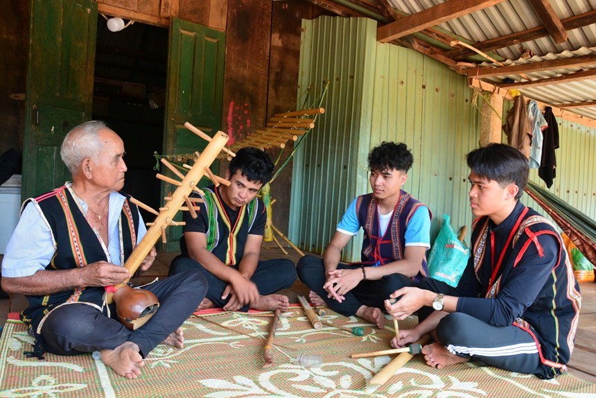 nghe nhan Tay Nguyen say me truyen day dan ca bao ton van hoa dan toc