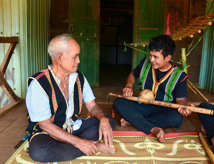 the he tre hoc hat dan ca Jrai hoc dan goong tu nghe nhan Tay Nguyen