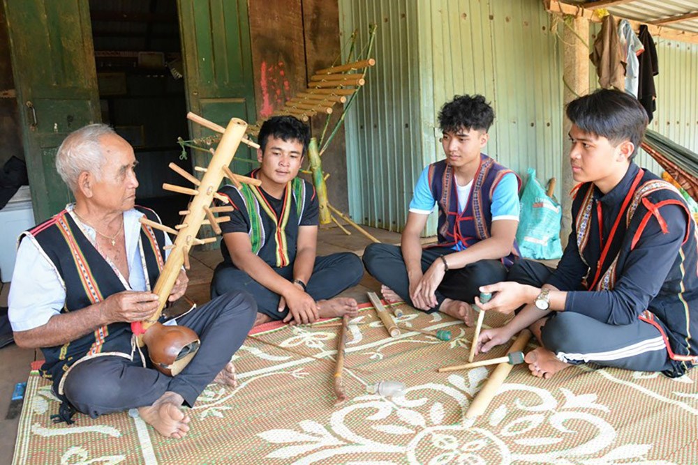 truyen day dan ca Jrai va nhac cu truyen thong cho the he tre Tay Nguyen