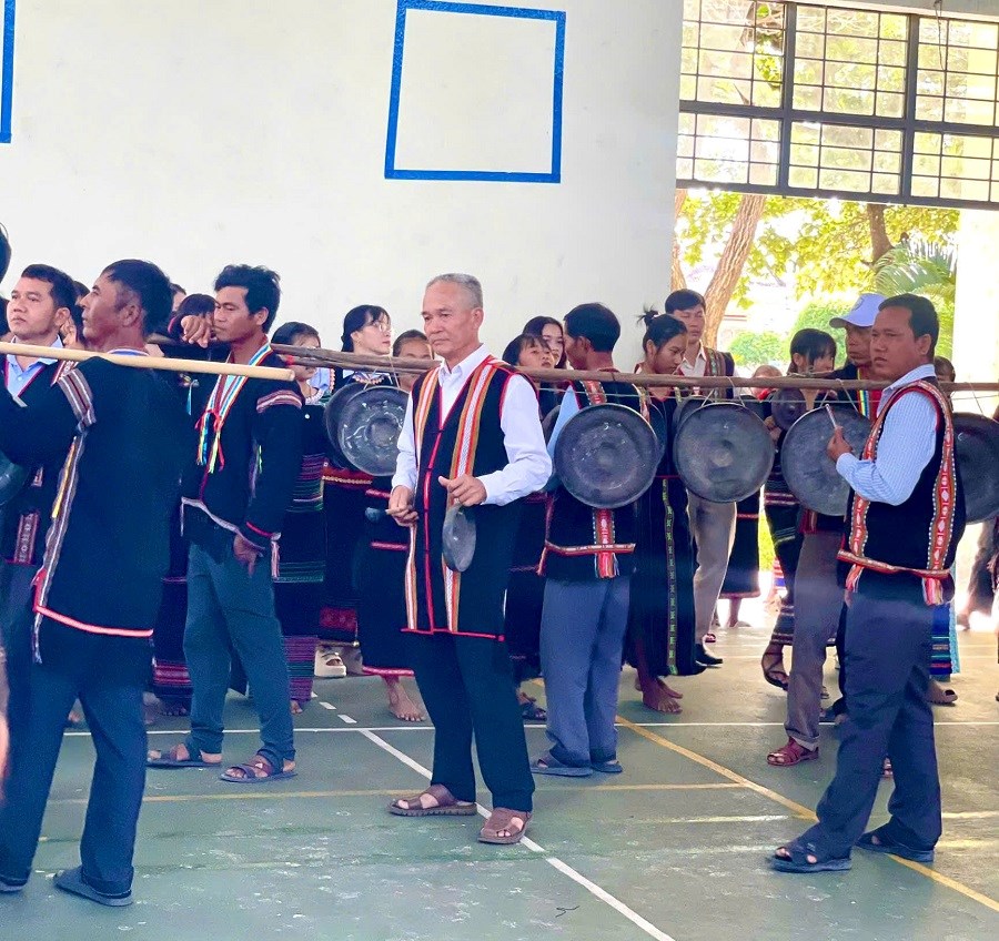 Nghệ nhân địa phương truyền dạy kỹ năng đánh cồng chiêng cho học sinh Gia Lai