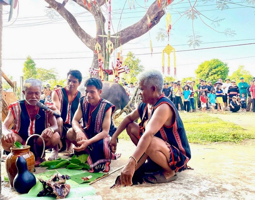 Không gian cồng chiêng và vòng xoang trong lễ mừng chiến thắng Tây Nguyên
