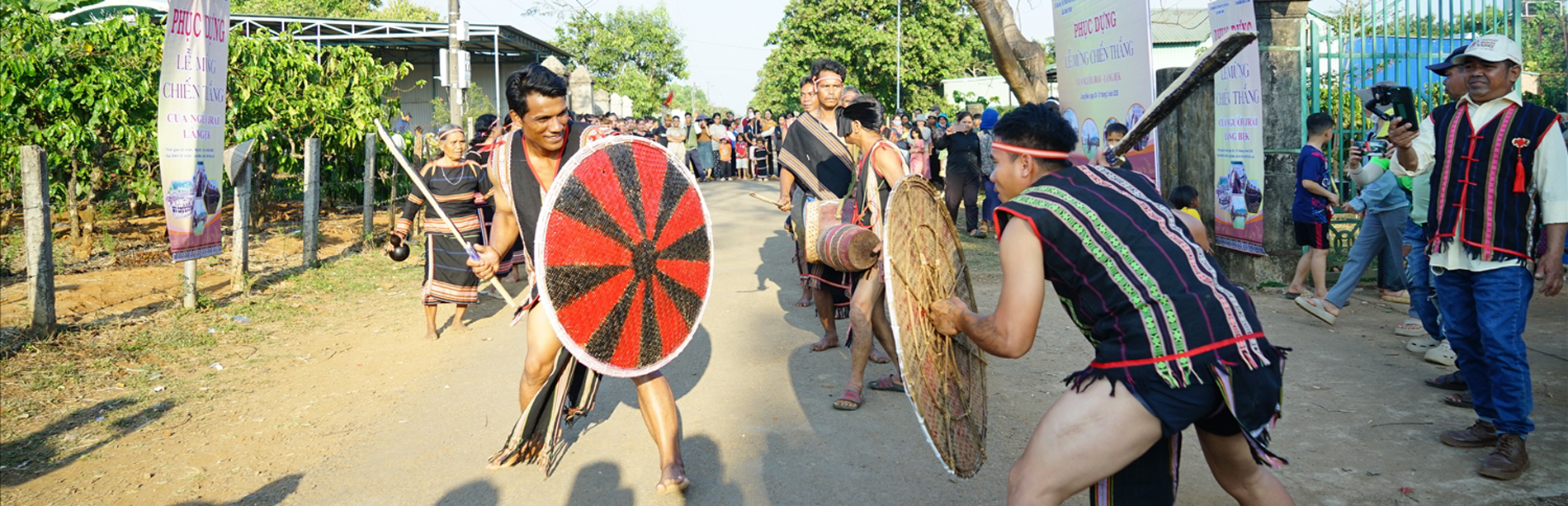 Thanh niên làng Bẹk múa khiên trong Lễ mừng chiến thắng của đồng bào Jrai tại Gia Lai