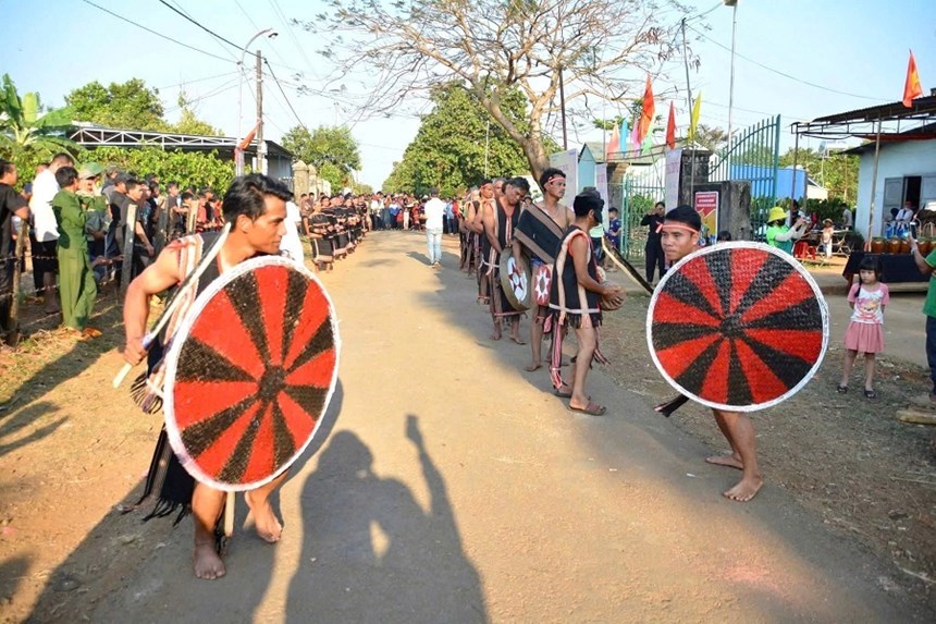 Thanh niên làng Bẹk múa khiên tái hiện khí thế chiến thắng trong lễ hội Jrai