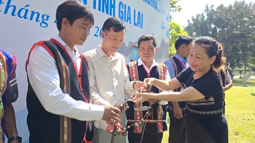 Lãnh đạo Sở VHTTDL Gia Lai trao cồng chiêng cho đội văn nghệ địa phương
